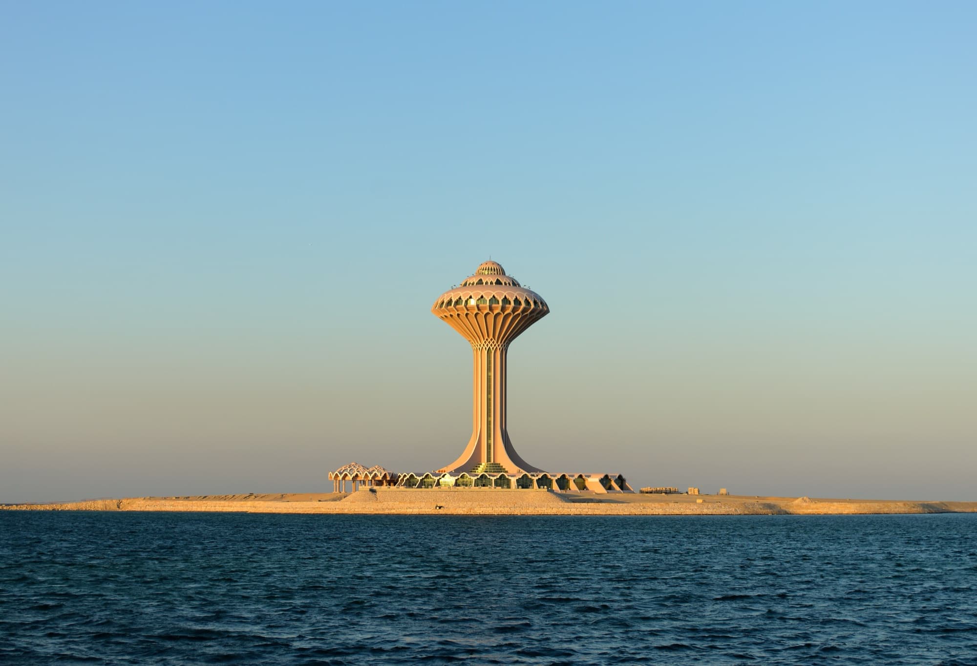 برج المياه في الخبر على ساحل الخليج العربي