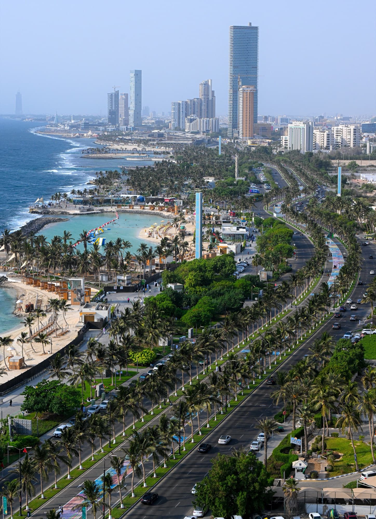 الواجهة البحرية لمدينة جدة وأبراجها على ساحل البحر الأحمر