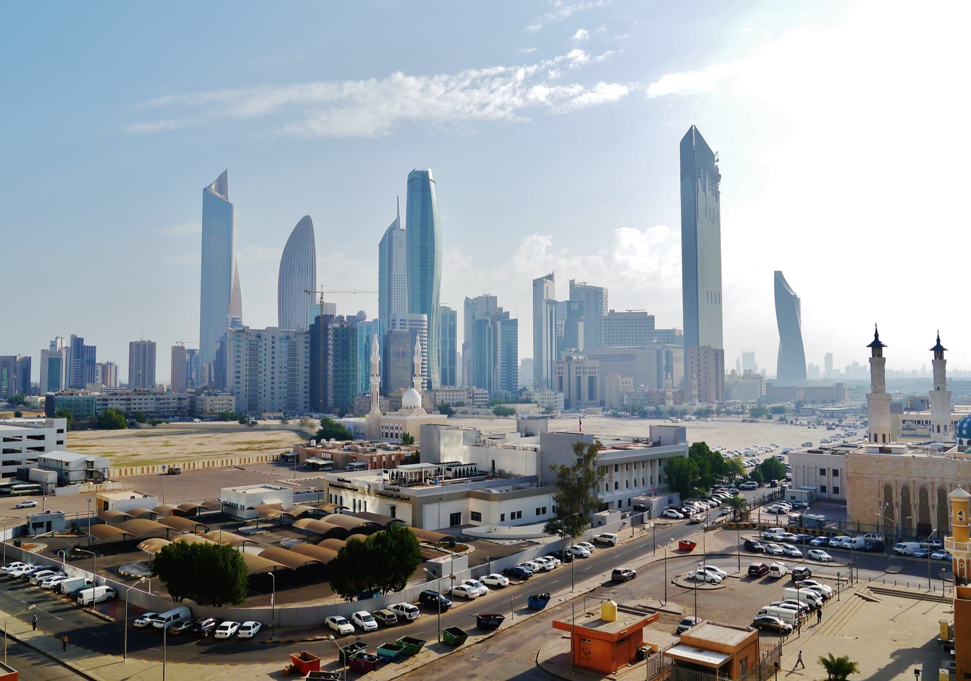 أفق مدينة الكويت وناطحات السحاب في وسط المدينة